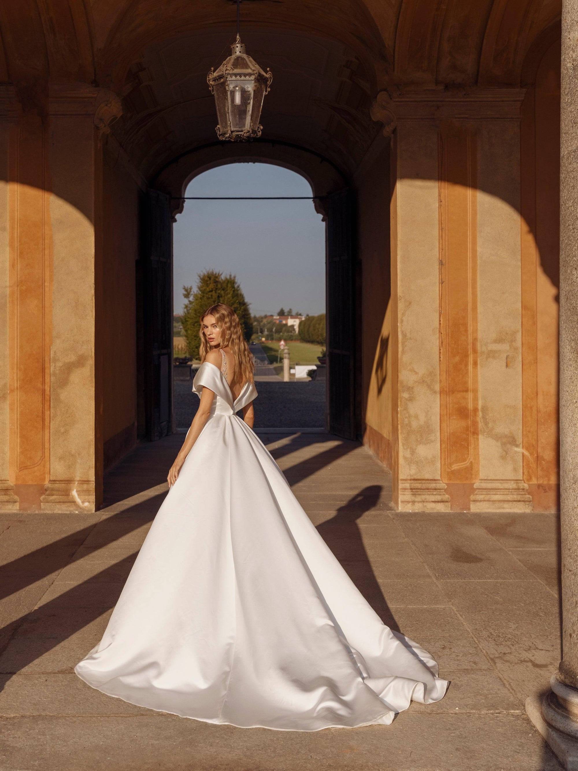 Witney - Wedding Store Nikolina GmbH 